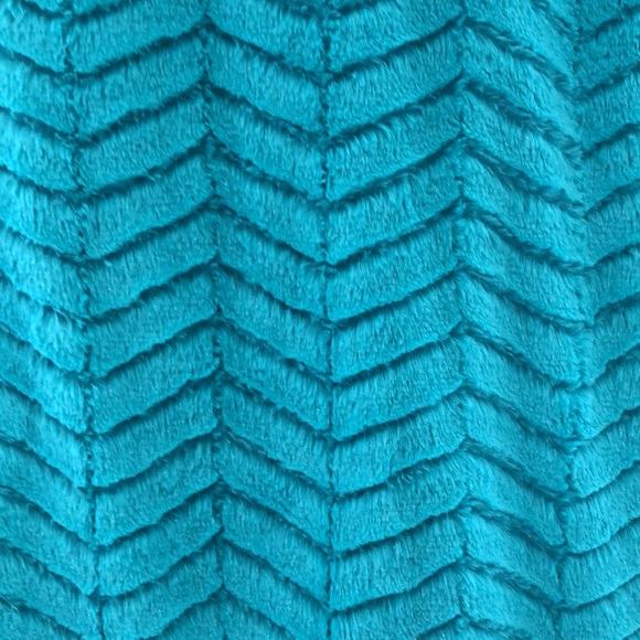 DOMAIN Teal fancy throw! Reversible and comfy! 50x60” - Picture 3 of 5